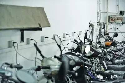 電動(dòng)車充電機(jī)充電蓄電池充電時(shí)間如何調(diào)整才能不過充呢？