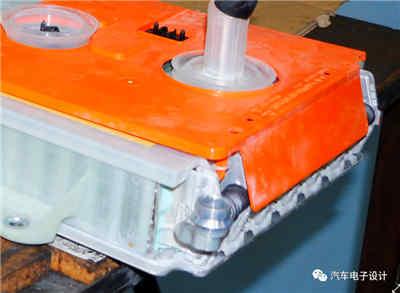 BMW與Tesla設計的智能充電機充電蓄電池系統哪家更強？